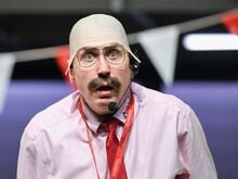 Kultur: „Der Geizige“: Lars Eidinger isst Pommes im Autohaus