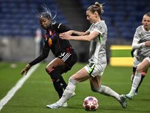 Frauenfußball: Drei späte Gegentore: Wolfsburg fliegt aus Champions League