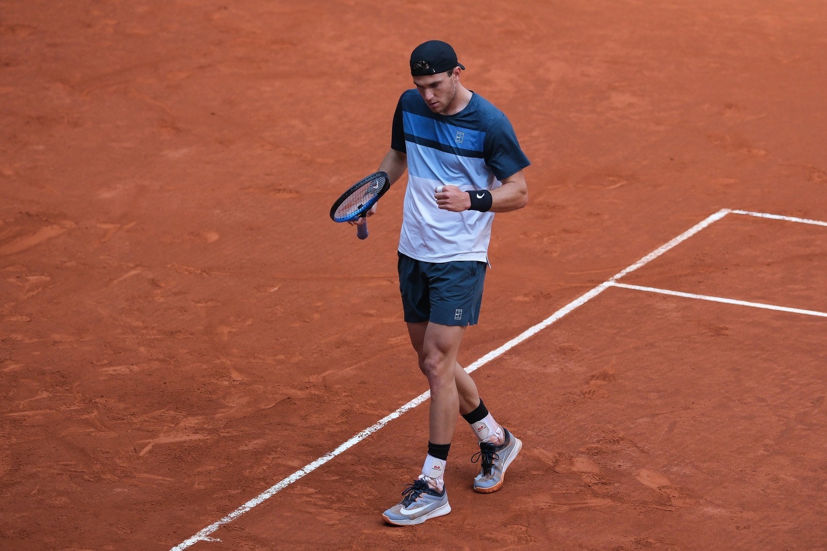 傑克·德雷珀的身體問題持續：儘管贏得一盤，仍於巴塞隆納公開賽首輪退賽