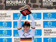 Radsport: „Monster“: Rivalinnen loben deutsche Roubaix-Siegerin Koch