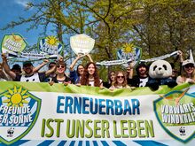 Tausende demonstrieren für erneuerbare Energien: Klima-Protest zieht am Samstag durch die Berliner Innenstadt