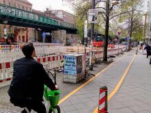 Dauersperrung über Hunderte Meter: Millionen-Radstreifen in der Schönhauser Allee in Berlin kaum nutzbar