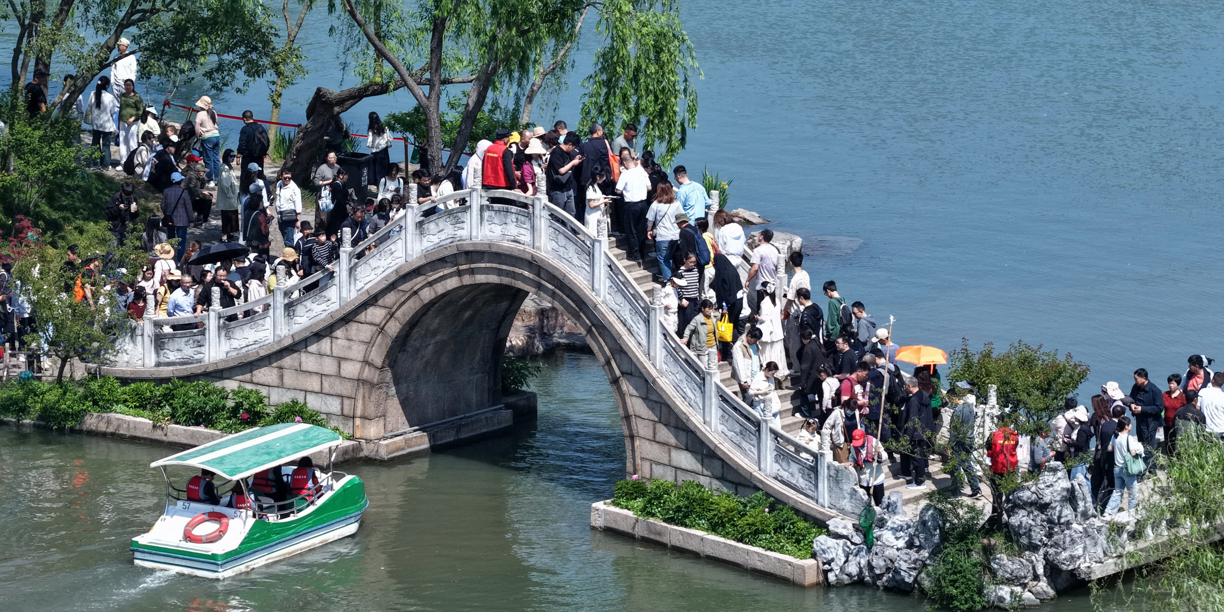 China Sees Record Domestic Travel This May Day Holiday