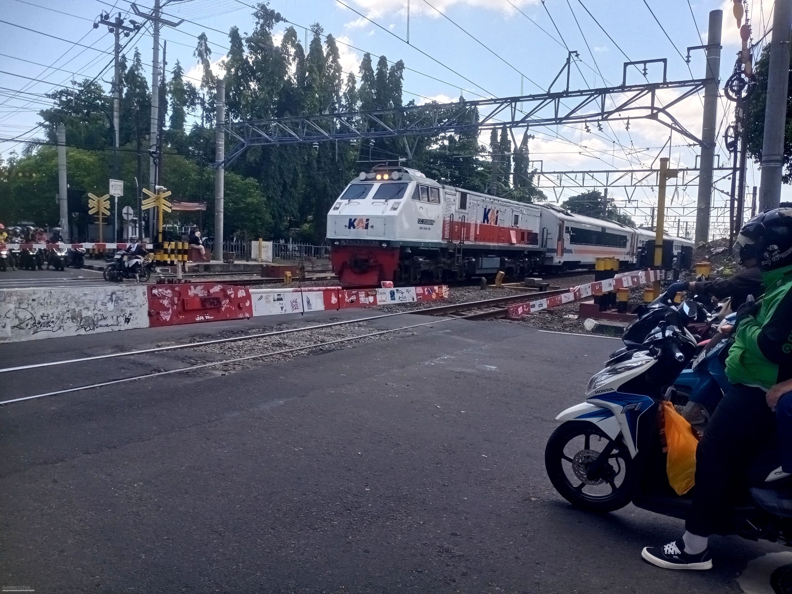 雅加達火車相撞造成15人死亡，約100人受傷