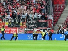 Protestaktion: Tennisbälle: Union-Fans sorgen in Mainz für Unterbrechung