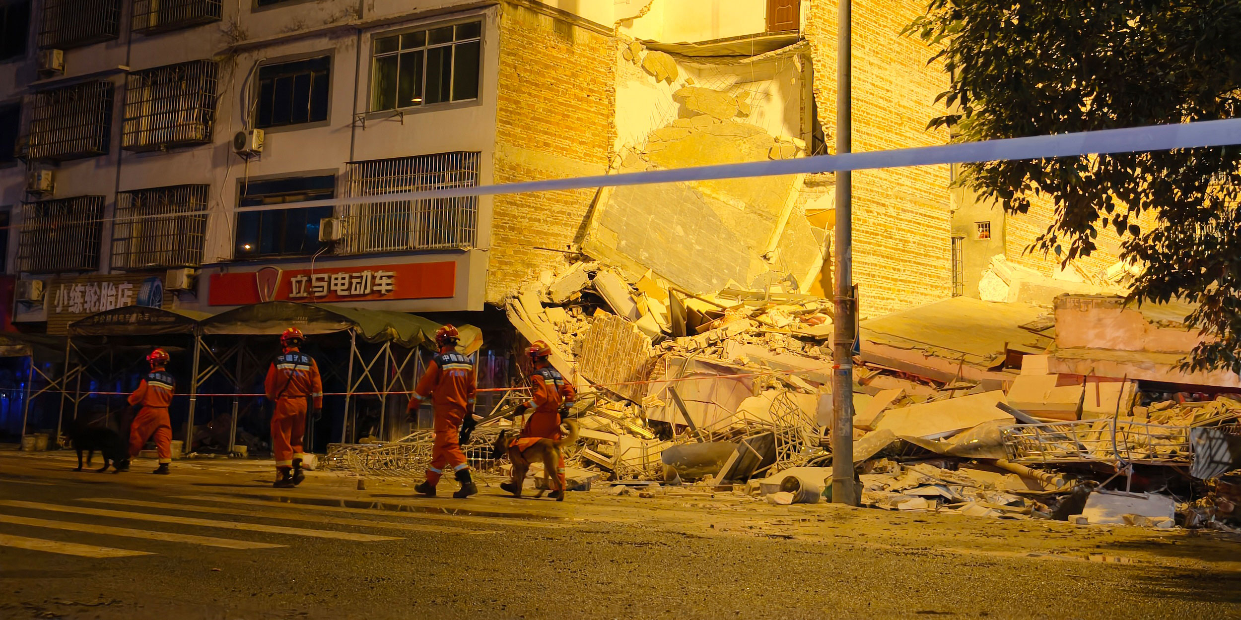 Twin Earthquakes in Guangxi Leave 2 Dead, Thousands Evacuated