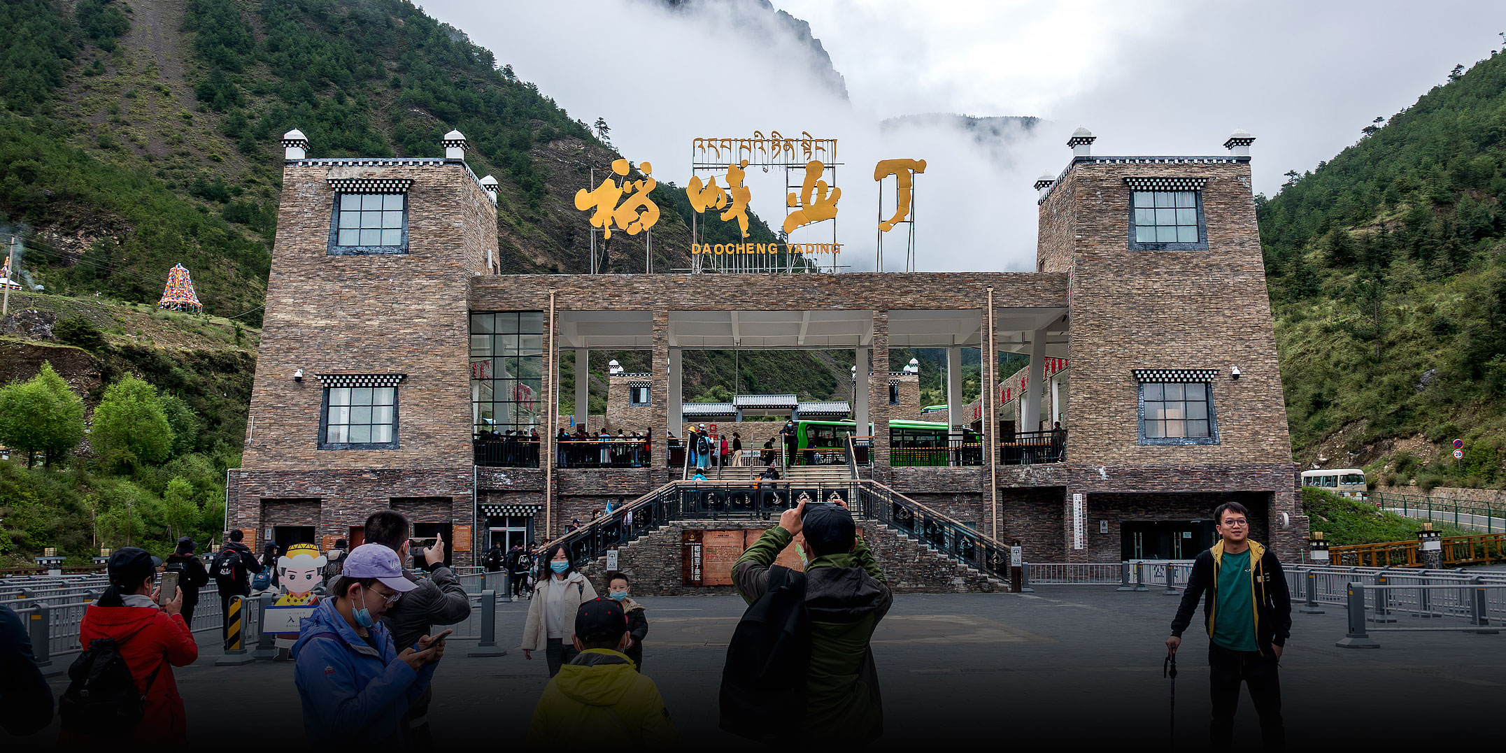 Chinese Nature Reserve Stirs Debate for Requiring Tourists to Use Bus