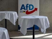 Partei spricht von „Schmach“: Aktivisten servieren der AfD Hakenkreuz aus veganem Hack