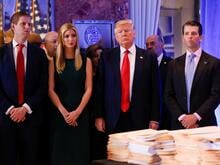 Sohn kauft Aktien, Vater treibt die Kurse an: Wie Donald Trump sein Amt nutzt, um sich und seine Familie zu bereichern