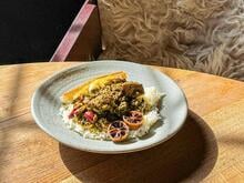 Nach der Kruste sind alle verrückt: Iranischer Klassiker Ghormeh Sabzi im „Nobelhart & Schmutzig“