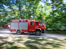 Gefahrenstufe angehoben: Feuerwehr löscht Brand in Waldstück bei Bestensee