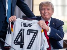 G7-Gipfel: Merz schenkt Trump Nationalmannschafts-Trikot mit Nummer 47