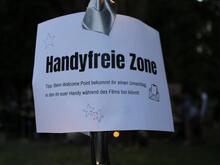 „Muss nicht durchgehend performen, kann im Moment sein“: Berliner Initiative veranstaltet Events, bei denen das Handy abgegeben wird