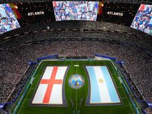 Fußball-WM: Erstes Duell vor Anpfiff: England-Bus überholt Argentinier