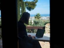 Arbeitswelt: Wer im Urlaub arbeitet, denkt oft auch über Jobwechsel nach