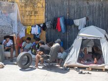 Migrationskrise in Spanien: Ceuta: Demonstranten legen Feuer in Migrantenlager